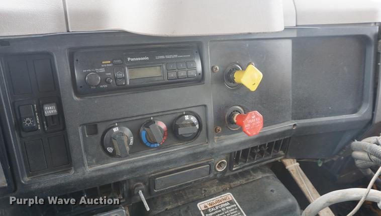 image for item DF7636 1996 International 4900 oil distributor truck