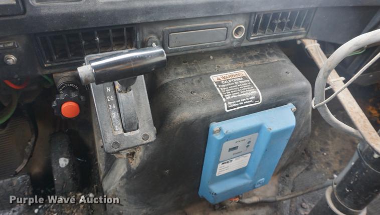 image for item DF7636 1996 International 4900 oil distributor truck