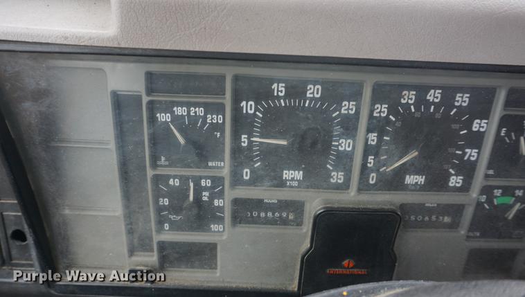 image for item DF7636 1996 International 4900 oil distributor truck