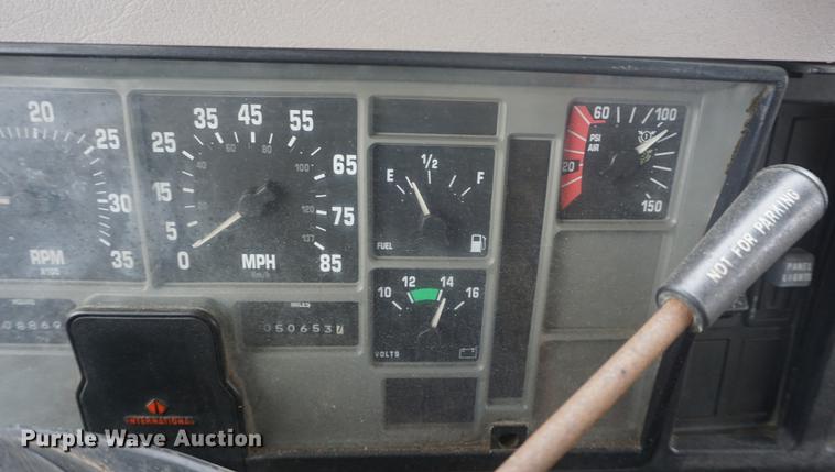 image for item DF7636 1996 International 4900 oil distributor truck