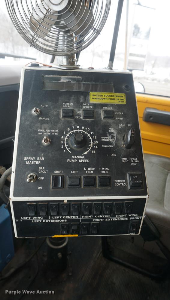 image for item DF7636 1996 International 4900 oil distributor truck