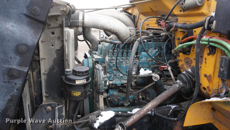 image for item DF7636 1996 International 4900 oil distributor truck