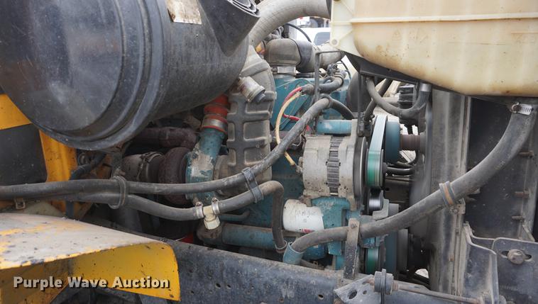 image for item DF7636 1996 International 4900 oil distributor truck