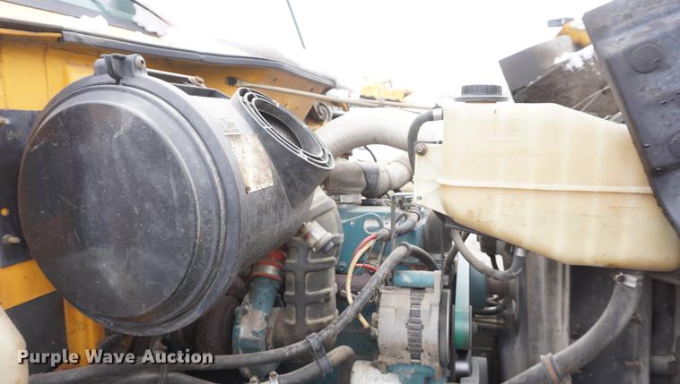 image for item DF7636 1996 International 4900 oil distributor truck