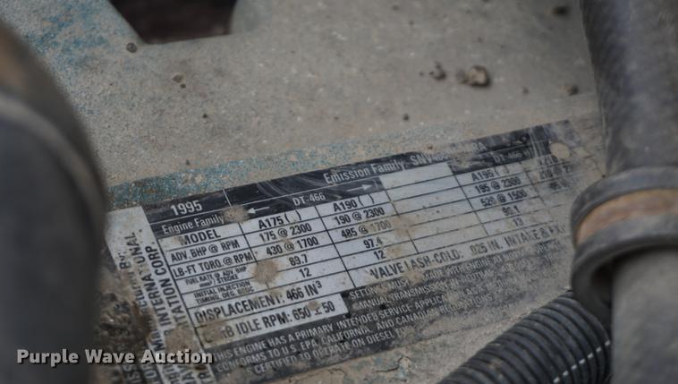 image for item DF7636 1996 International 4900 oil distributor truck