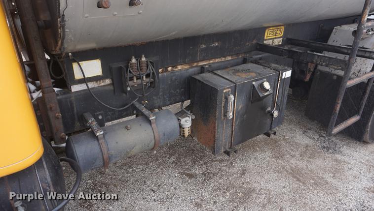 image for item DF7636 1996 International 4900 oil distributor truck