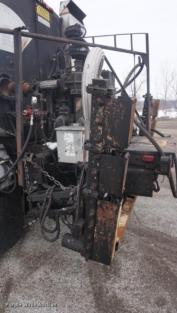 image for item DF7636 1996 International 4900 oil distributor truck