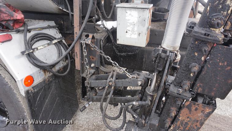 image for item DF7636 1996 International 4900 oil distributor truck