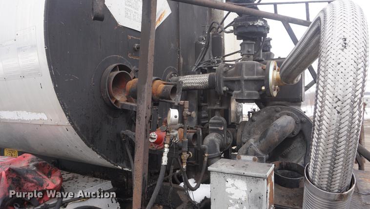 image for item DF7636 1996 International 4900 oil distributor truck