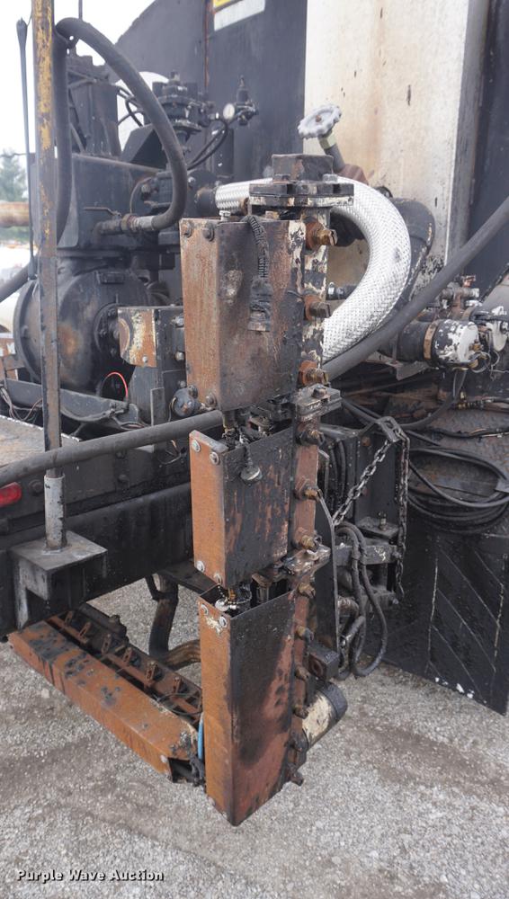 image for item DF7636 1996 International 4900 oil distributor truck