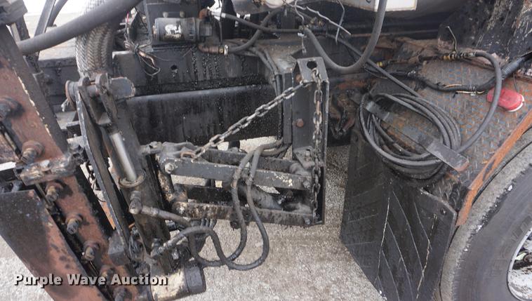 image for item DF7636 1996 International 4900 oil distributor truck