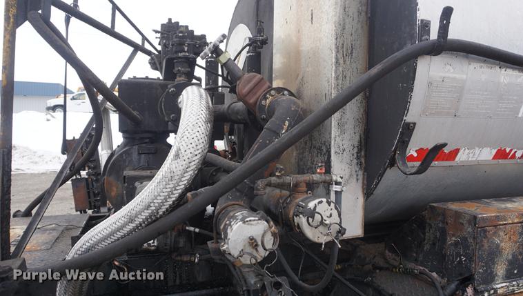 image for item DF7636 1996 International 4900 oil distributor truck