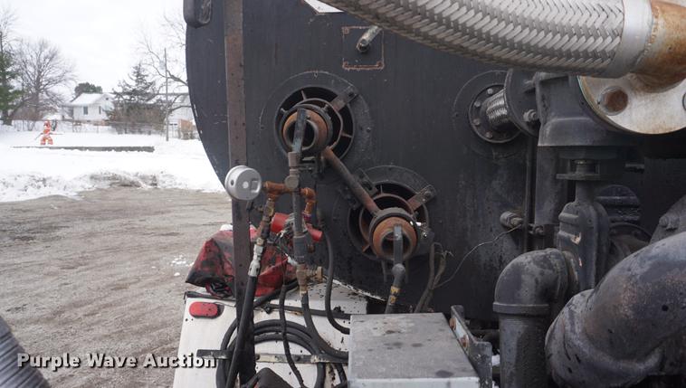 image for item DF7636 1996 International 4900 oil distributor truck