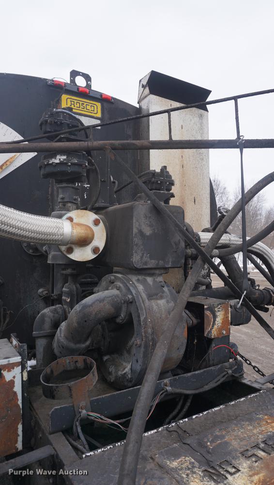 image for item DF7636 1996 International 4900 oil distributor truck