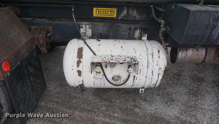 image for item DF7636 1996 International 4900 oil distributor truck