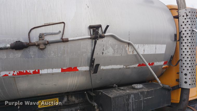 image for item DF7636 1996 International 4900 oil distributor truck