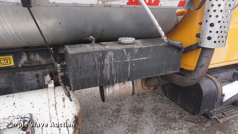 image for item DF7636 1996 International 4900 oil distributor truck