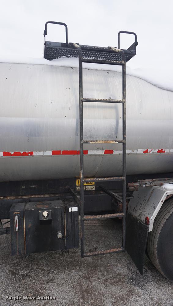 image for item DF7636 1996 International 4900 oil distributor truck