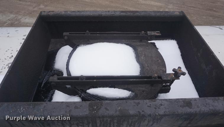 image for item DF7636 1996 International 4900 oil distributor truck