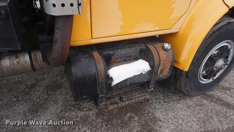 image for item DF7636 1996 International 4900 oil distributor truck