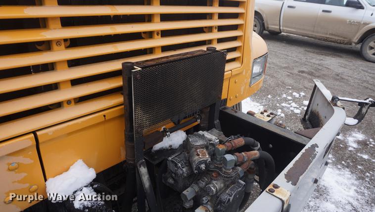 image for item DF7636 1996 International 4900 oil distributor truck