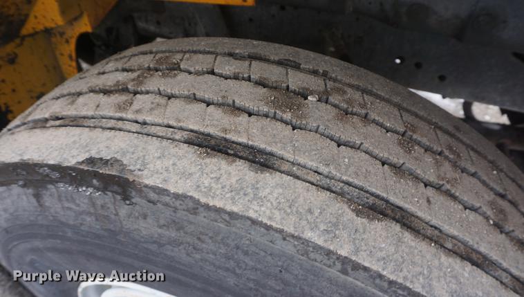 image for item DF7636 1996 International 4900 oil distributor truck