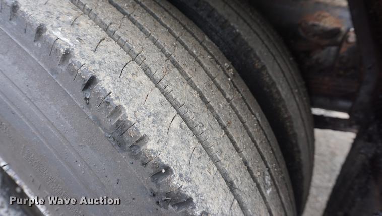 image for item DF7636 1996 International 4900 oil distributor truck