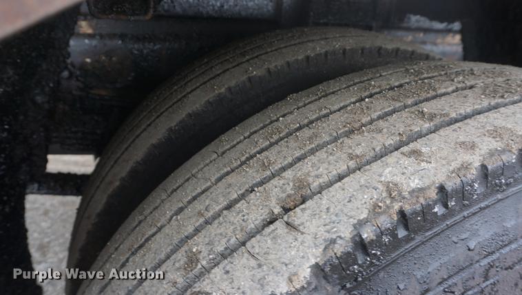 image for item DF7636 1996 International 4900 oil distributor truck