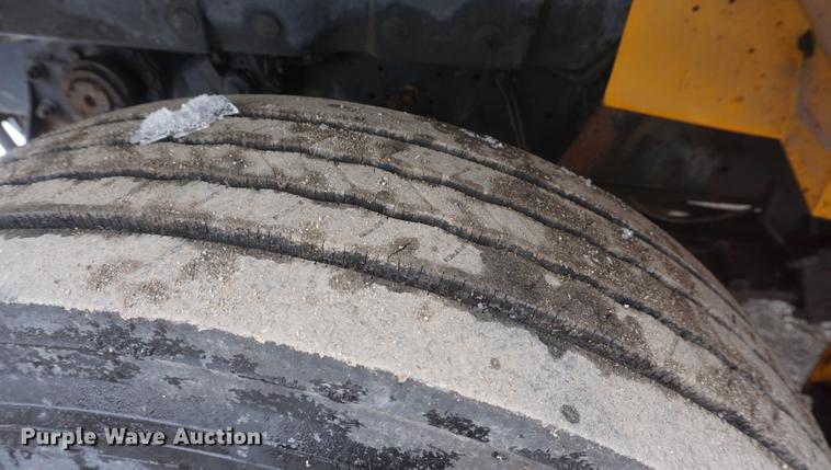 image for item DF7636 1996 International 4900 oil distributor truck