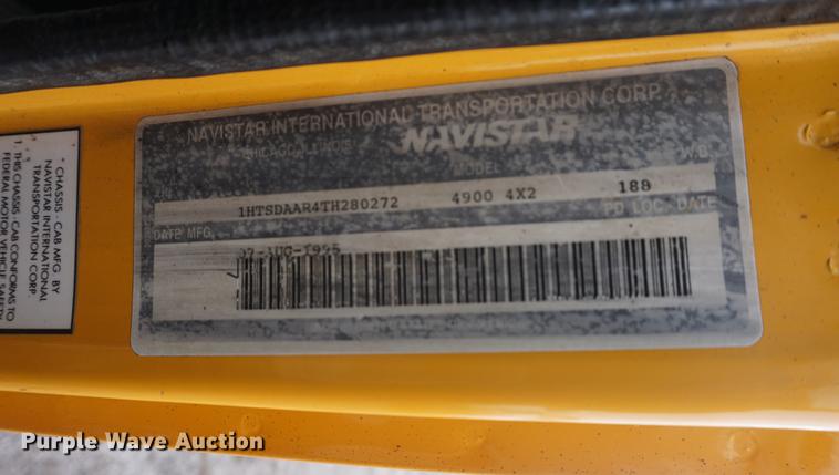 image for item DF7636 1996 International 4900 oil distributor truck