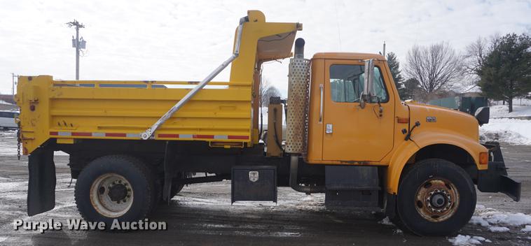 image for item DF7637 2002 International 4900 dump truck