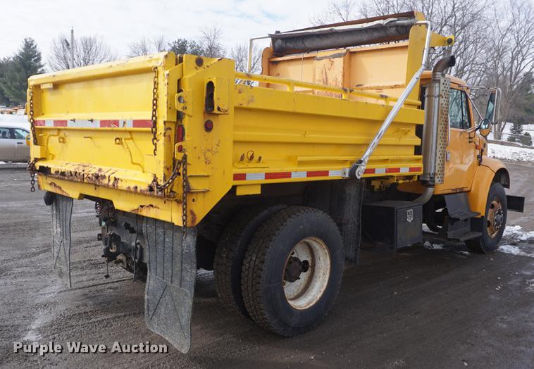 image for item DF7637 2002 International 4900 dump truck