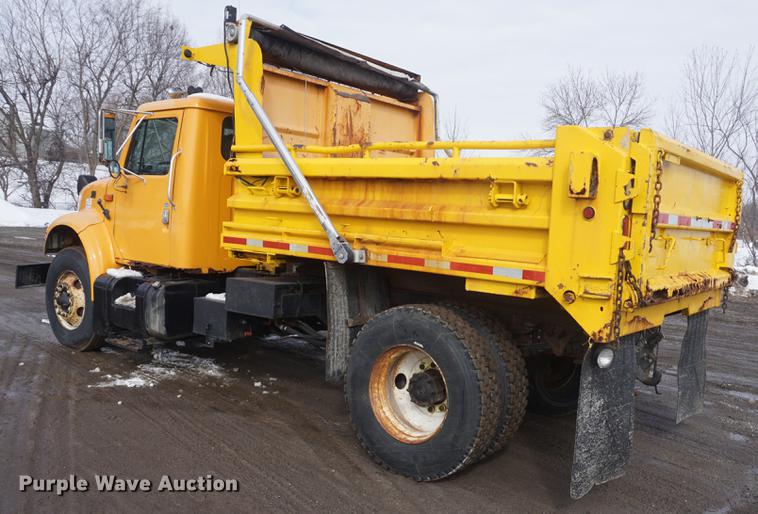image for item DF7637 2002 International 4900 dump truck