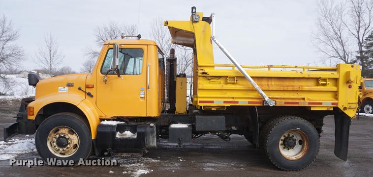 image for item DF7637 2002 International 4900 dump truck