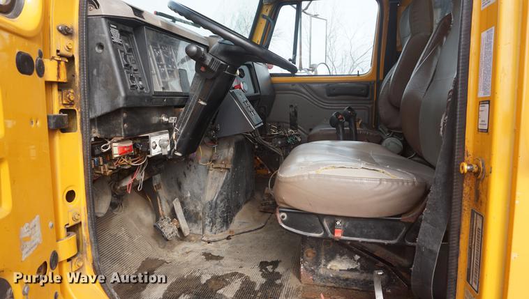 image for item DF7637 2002 International 4900 dump truck