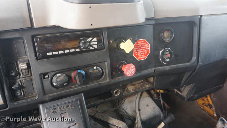 image for item DF7637 2002 International 4900 dump truck