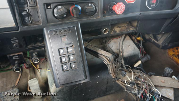 image for item DF7637 2002 International 4900 dump truck