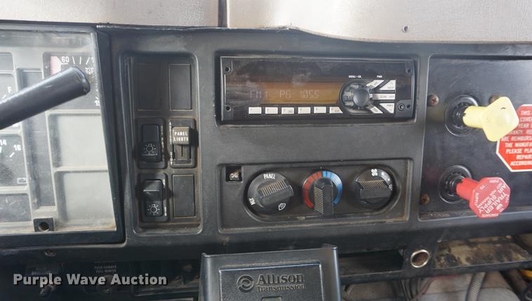 image for item DF7637 2002 International 4900 dump truck