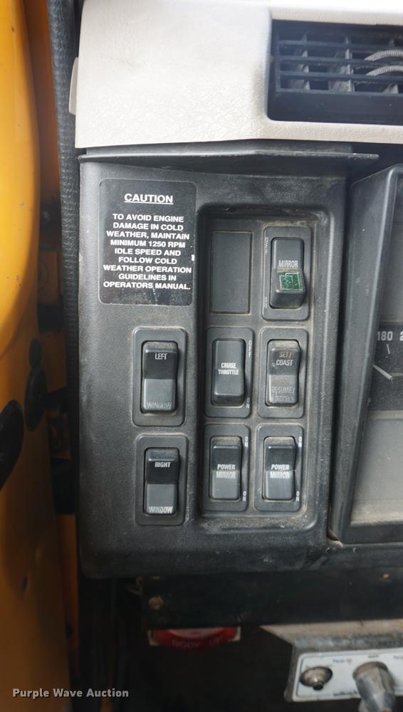 image for item DF7637 2002 International 4900 dump truck