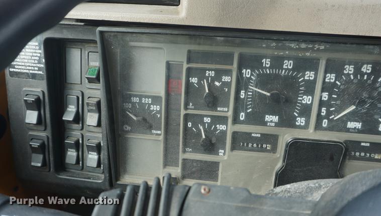 image for item DF7637 2002 International 4900 dump truck