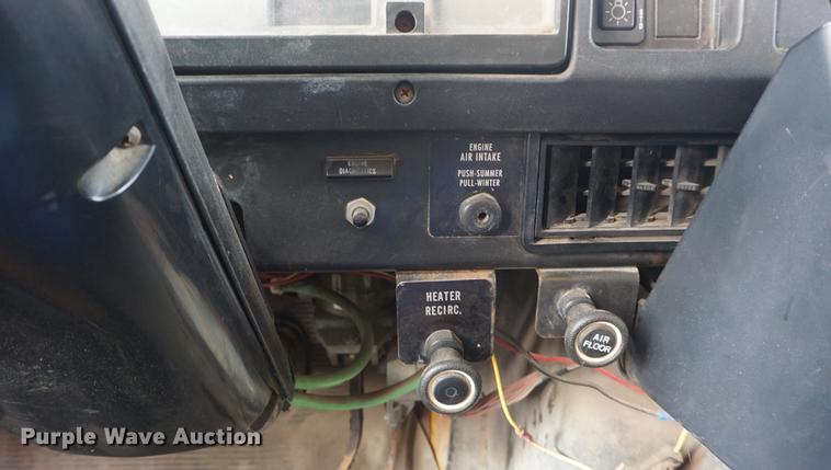 image for item DF7637 2002 International 4900 dump truck