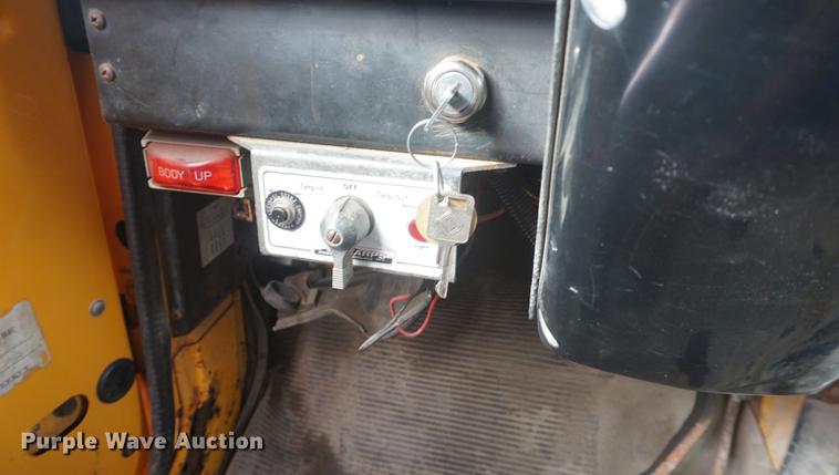 image for item DF7637 2002 International 4900 dump truck