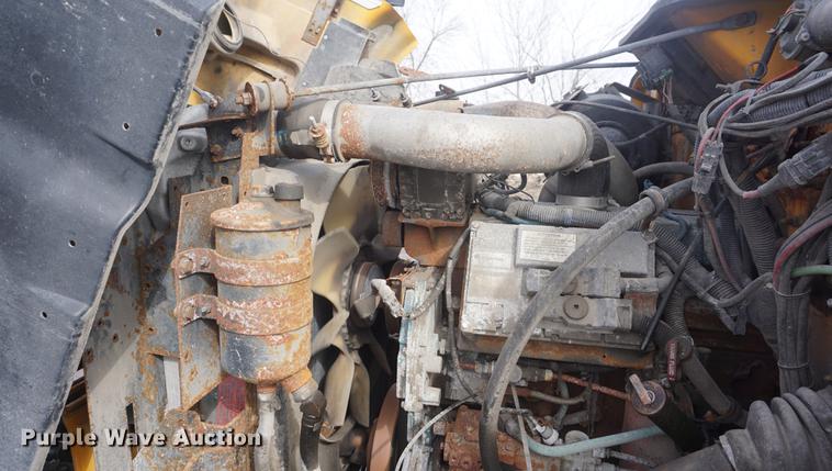 image for item DF7637 2002 International 4900 dump truck