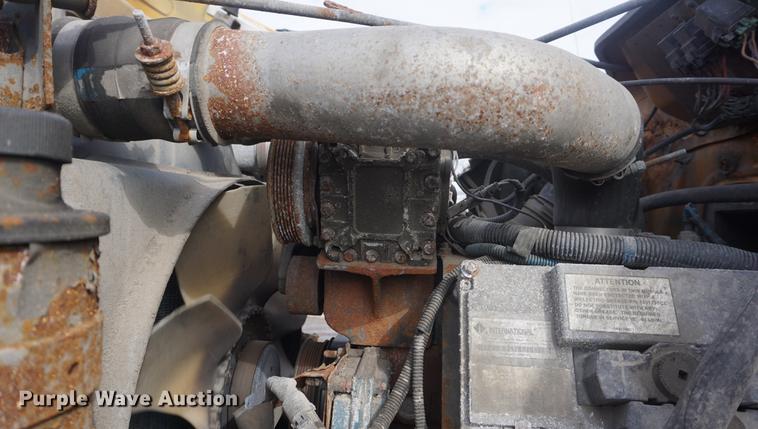 image for item DF7637 2002 International 4900 dump truck