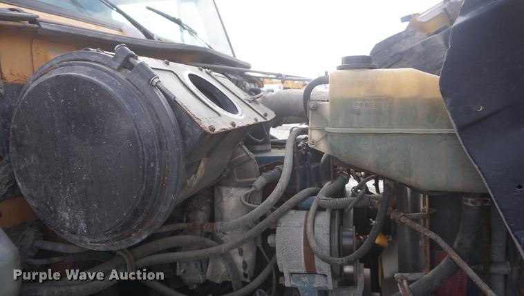 image for item DF7637 2002 International 4900 dump truck