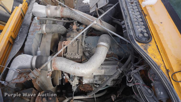 image for item DF7637 2002 International 4900 dump truck