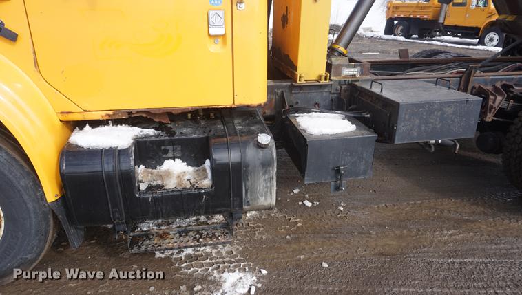 image for item DF7637 2002 International 4900 dump truck