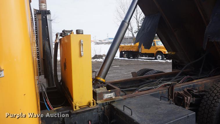 image for item DF7637 2002 International 4900 dump truck