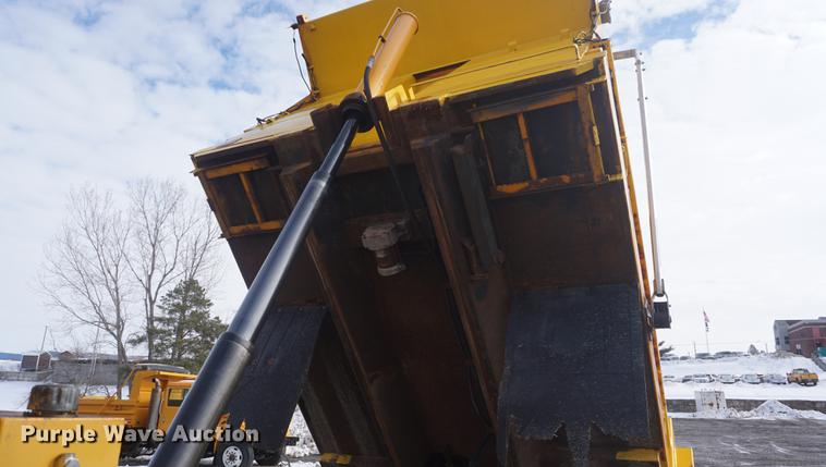image for item DF7637 2002 International 4900 dump truck