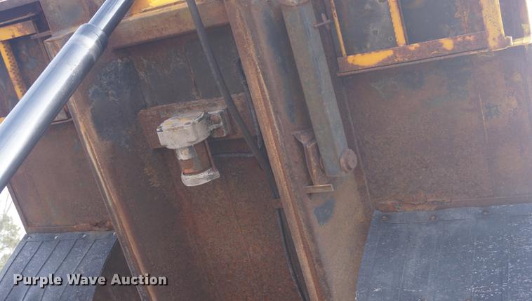 image for item DF7637 2002 International 4900 dump truck